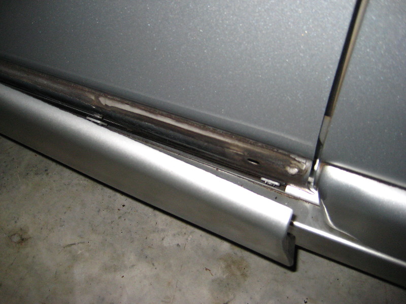 ReattachAutomotiveDoorMoldingTrim002