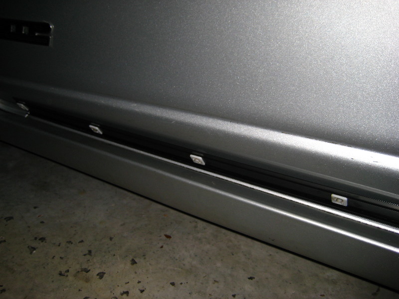 Reattach-Automotive-Door-Molding-Trim-014