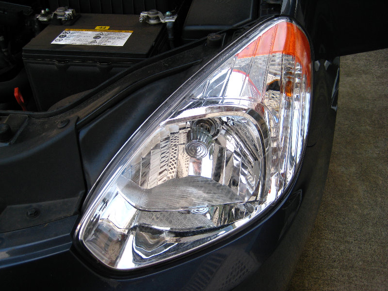 Hyundai-Accent-Headlight-Bulb-Replacement-Guide-002