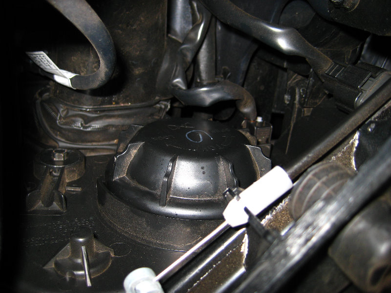 Hyundai-Accent-Headlight-Bulb-Replacement-Guide-003