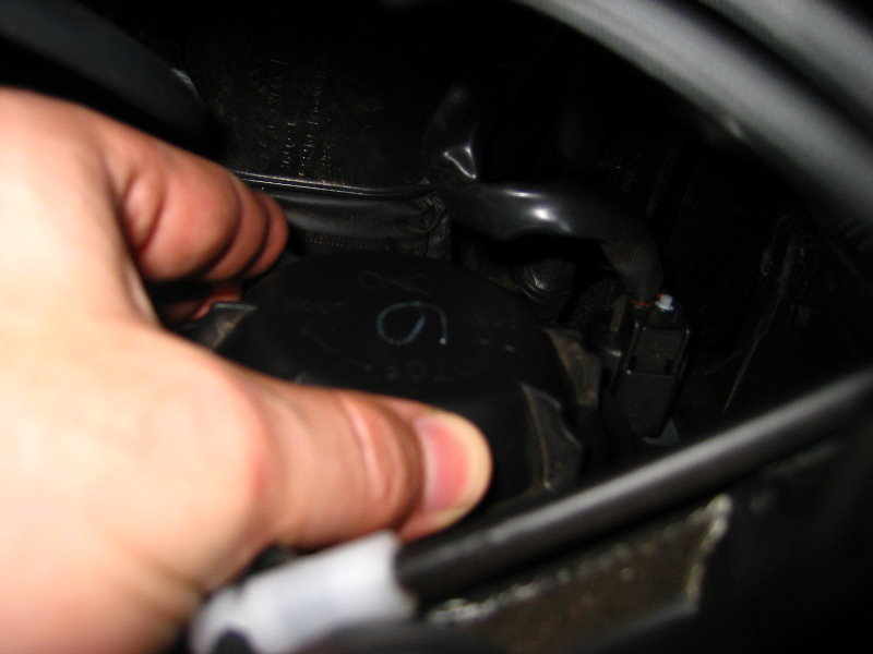 Hyundai-Accent-Headlight-Bulb-Replacement-Guide-004