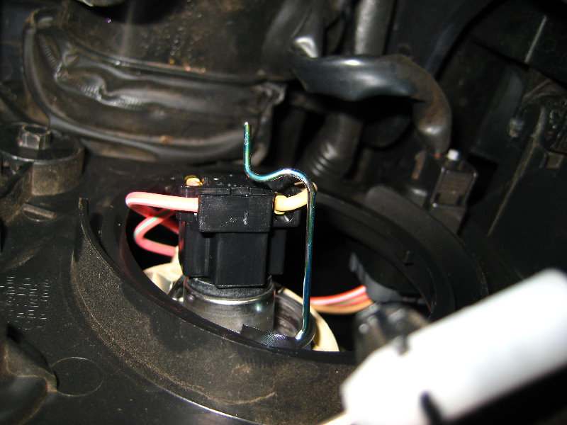 Hyundai-Accent-Headlight-Bulb-Replacement-Guide-009