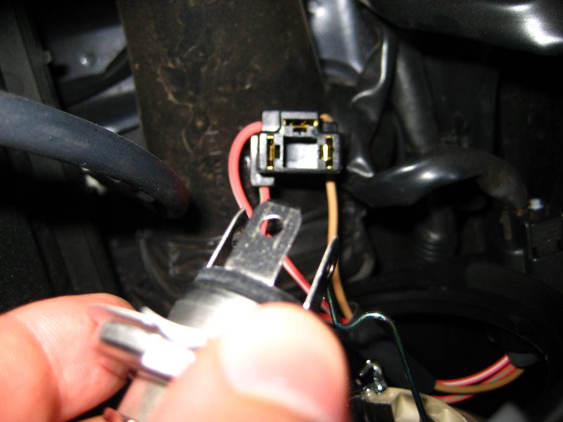 Hyundai-Accent-Headlight-Bulb-Replacement-Guide-012