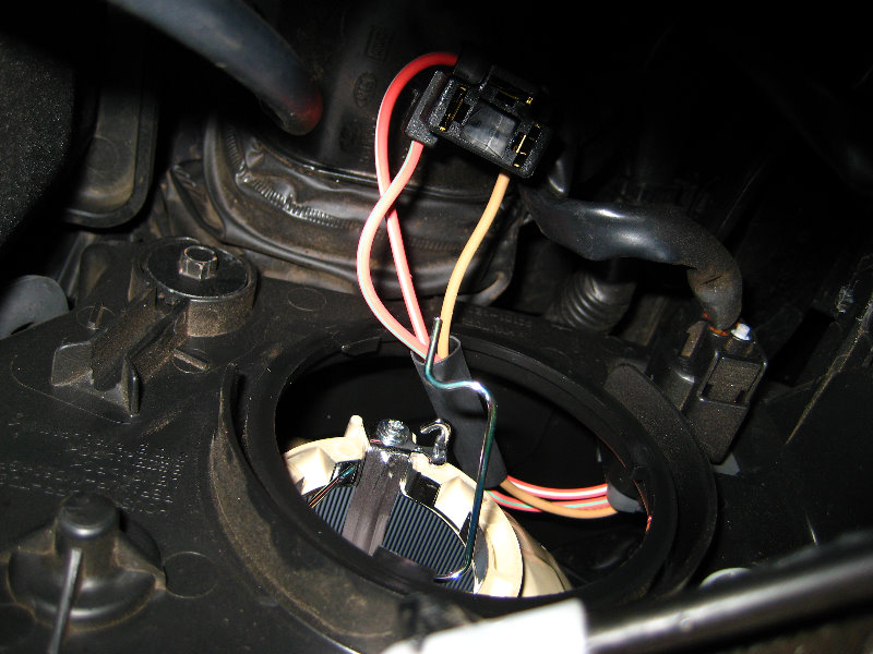 Hyundai-Accent-Headlight-Bulb-Replacement-Guide-018
