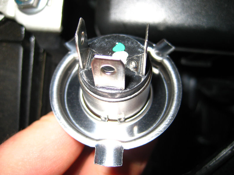 Hyundai-Accent-Headlight-Bulb-Replacement-Guide-020