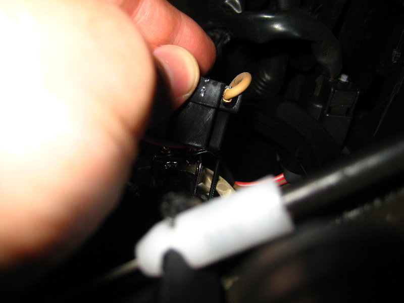 Hyundai-Accent-Headlight-Bulb-Replacement-Guide-024