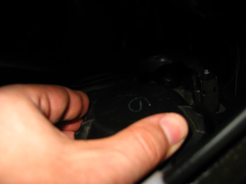 Hyundai-Accent-Headlight-Bulb-Replacement-Guide-028