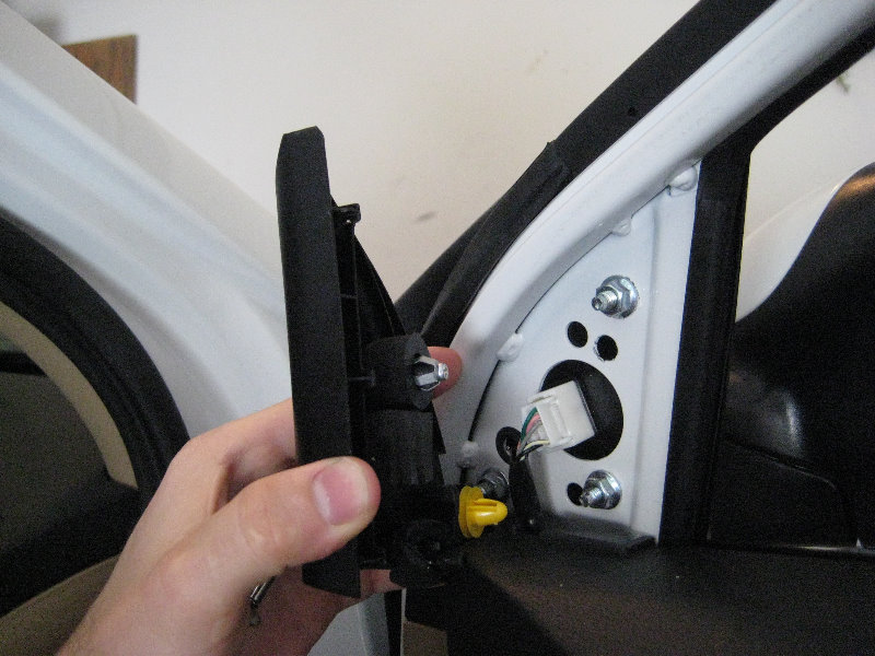 Hyundai-Elantra-Door-Panel-Removal-Speaker-Replacement-Guide-002