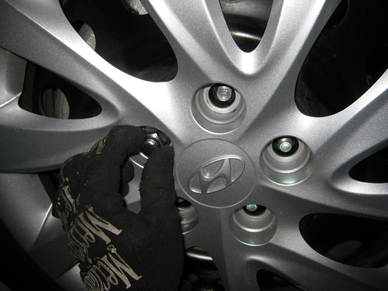 Hyundai-Elantra-Front-Brake-Pads-Replacement-Guide-034
