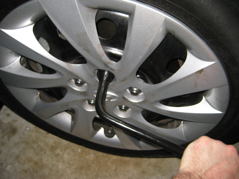 Hyundai-Elantra-Front-Brake-Pads-Replacement-Guide-037