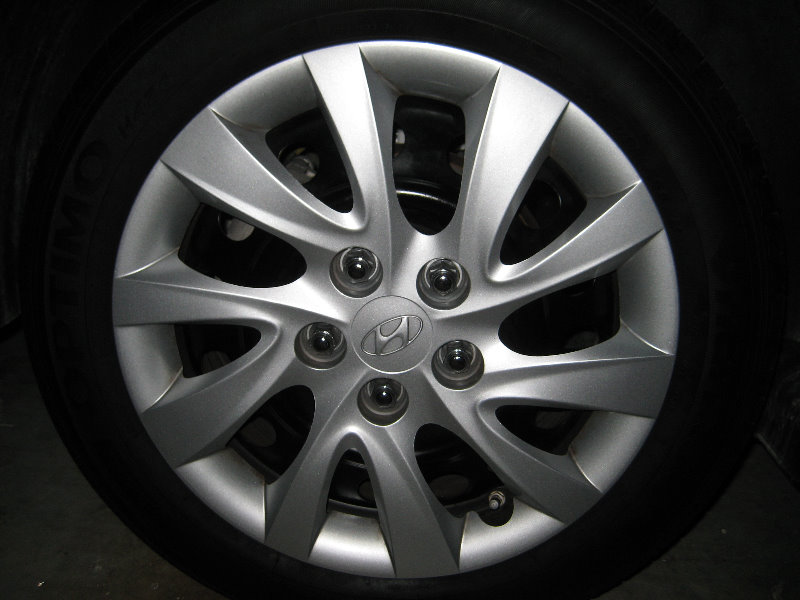 Hyundai-Elantra-Rear-Brake-Pads-Replacement-Guide-001