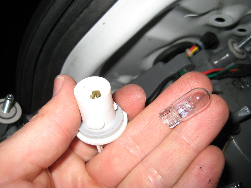 Hyundai-Elantra-Tail-Light-Bulbs-Replacement-Guide-014