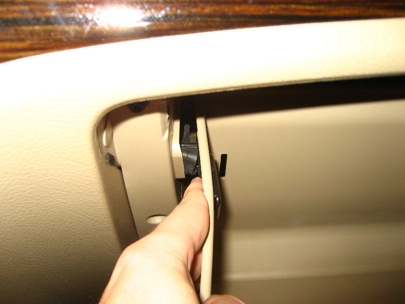 Hyundai-Santa-Fe-Cabin-Air-Filter-Element-Replacement-Guide-003