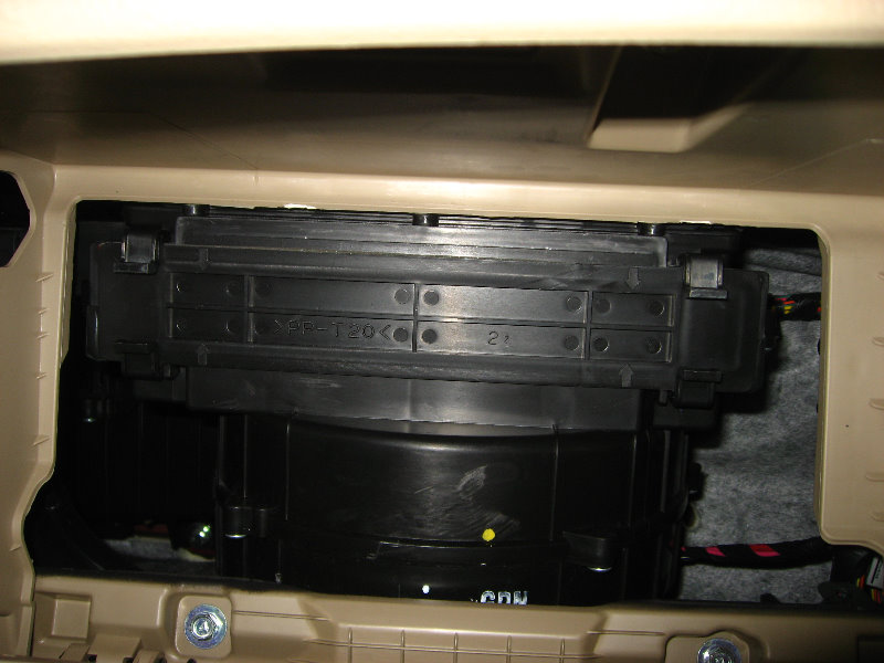 Hyundai-Santa-Fe-Cabin-Air-Filter-Element-Replacement-Guide-008