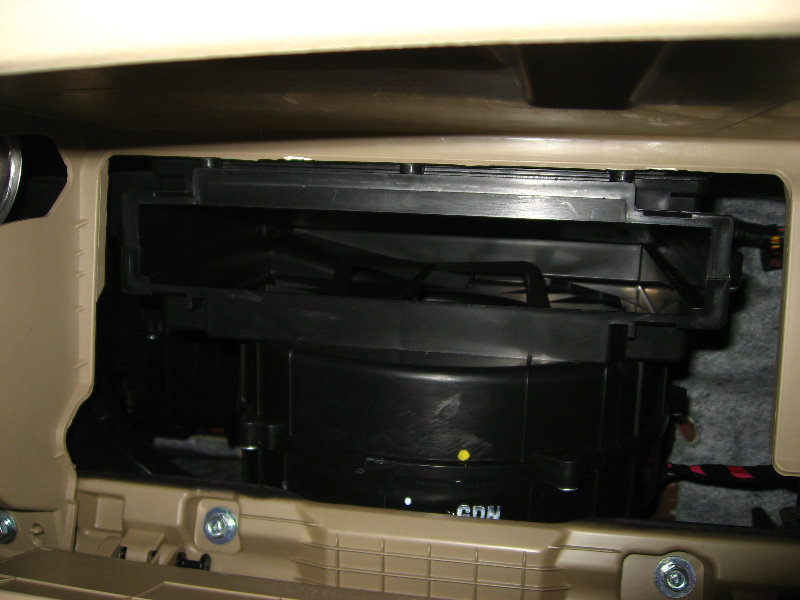 Hyundai-Santa-Fe-Cabin-Air-Filter-Element-Replacement-Guide-016