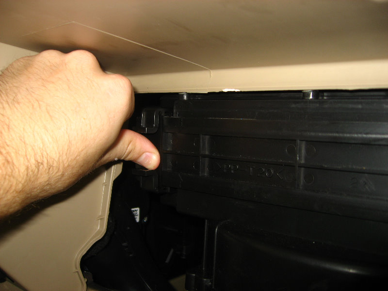 Hyundai-Santa-Fe-Cabin-Air-Filter-Element-Replacement-Guide-021