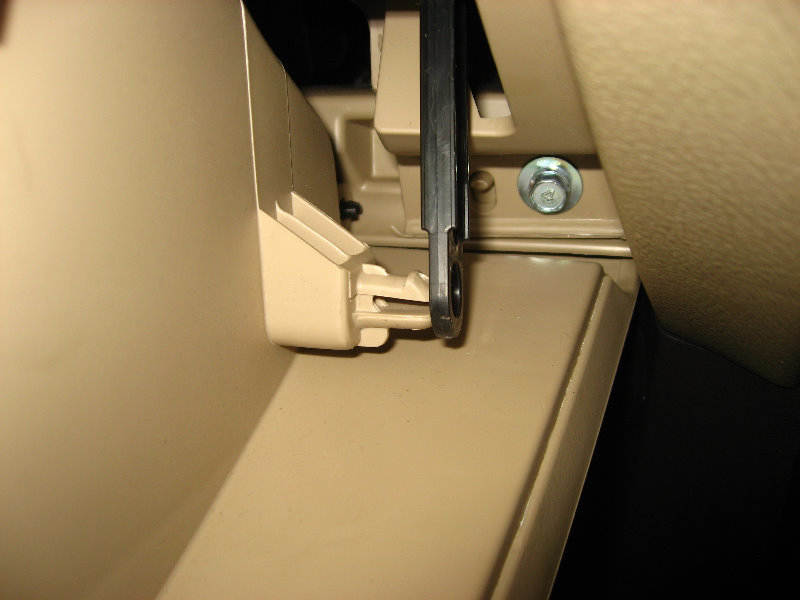 Hyundai-Santa-Fe-Cabin-Air-Filter-Element-Replacement-Guide-022