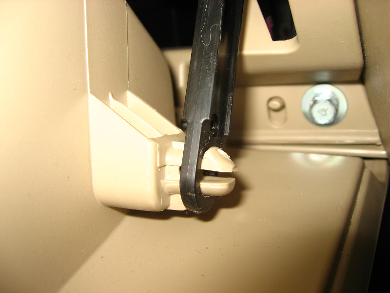 Hyundai-Santa-Fe-Cabin-Air-Filter-Element-Replacement-Guide-023