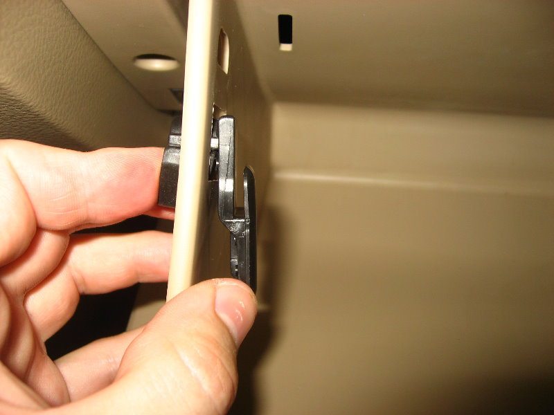 Hyundai-Santa-Fe-Cabin-Air-Filter-Element-Replacement-Guide-025