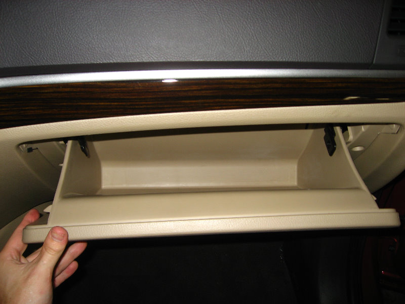 Hyundai-Santa-Fe-Cabin-Air-Filter-Element-Replacement-Guide-027