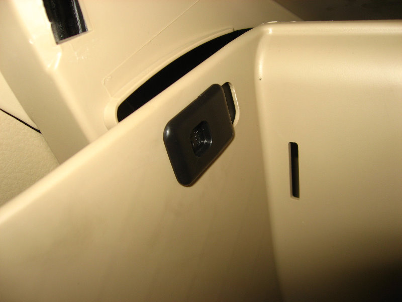 Hyundai-Santa-Fe-Cabin-Air-Filter-Element-Replacement-Guide-029