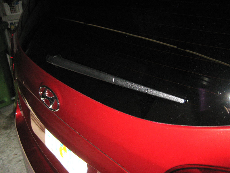 Hyundai-Santa-Fe-Rear-Window-Wiper-Blade-Replacement-Guide-001