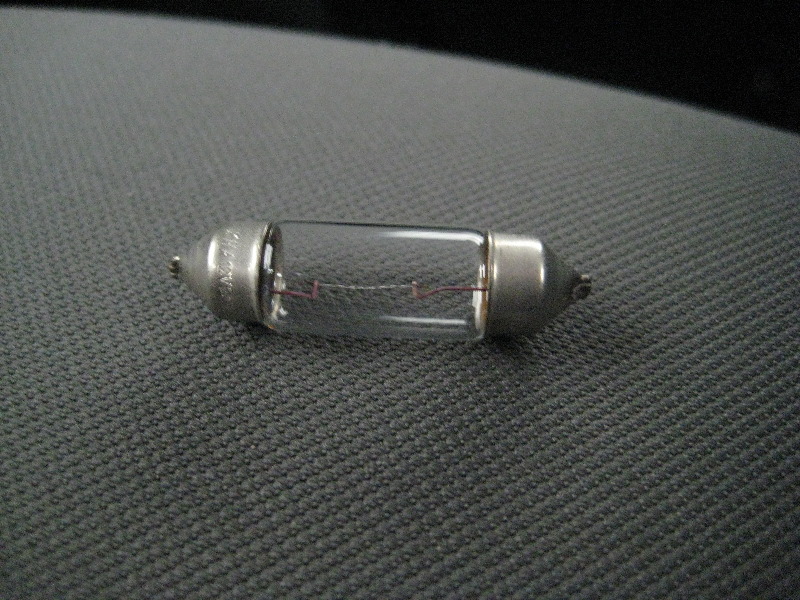 Hyundai-Sonata-Dome-Light-Bulb-Replacement-Guide-006