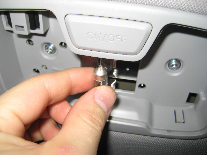 Hyundai-Sonata-Dome-Light-Bulb-Replacement-Guide-008