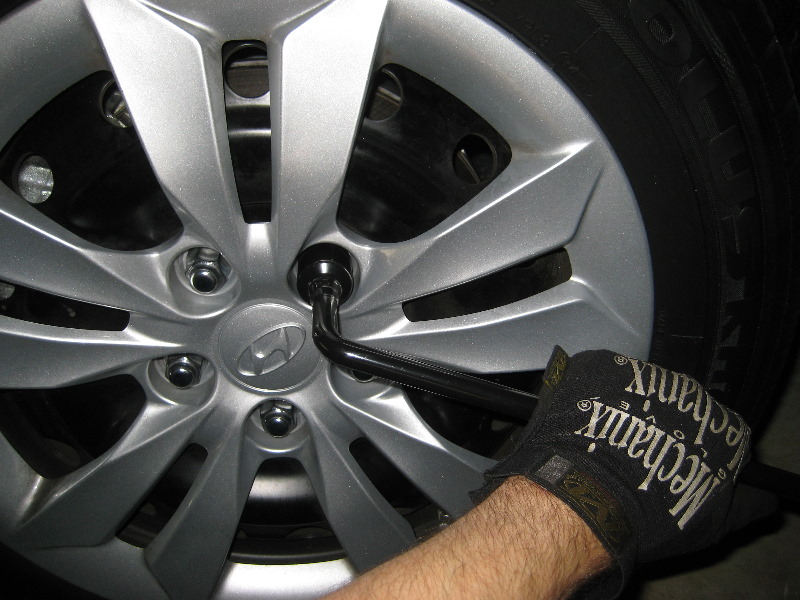 Hyundai-Sonata-Front-Brake-Pads-Replacement-Guide-035