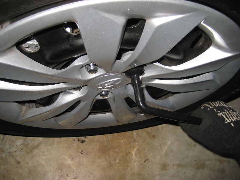 Hyundai-Sonata-Front-Brake-Pads-Replacement-Guide-037