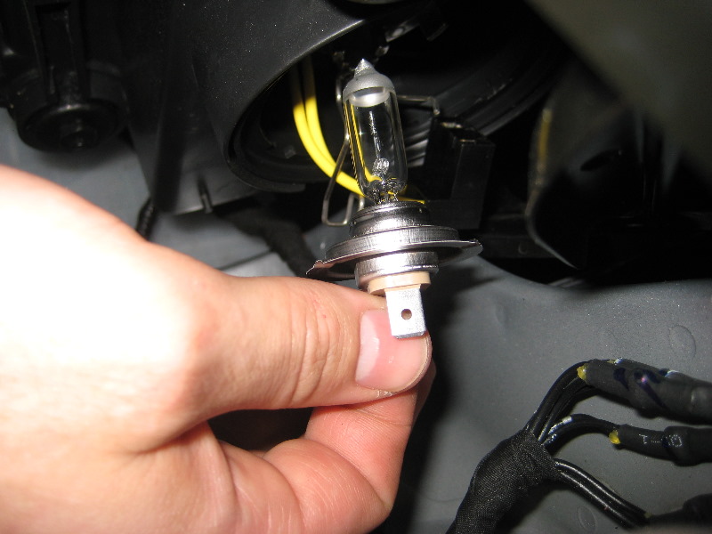 Hyundai-Sonata-Headlight-Bulbs-Replacement-Guide-010