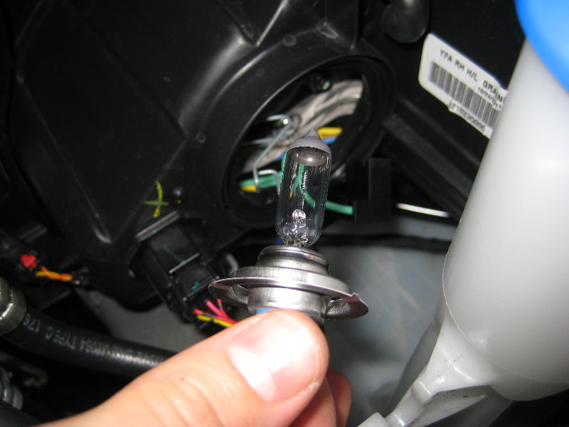 Hyundai-Sonata-Headlight-Bulbs-Replacement-Guide-028