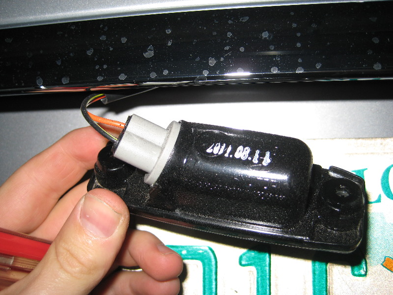 Hyundai-Sonata-License-Plate-Light-Bulb-Replacement-Guide-004