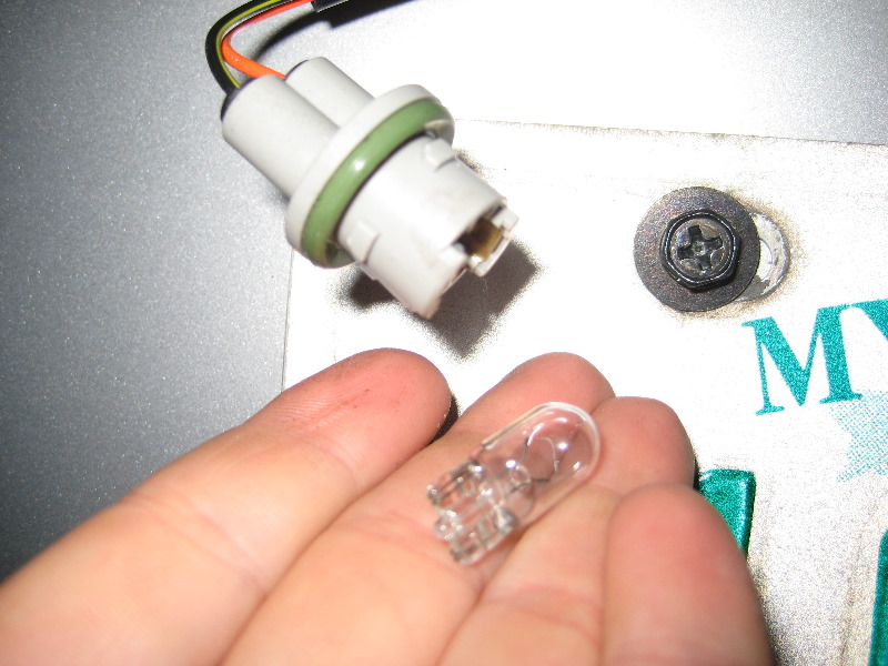 Hyundai-Sonata-License-Plate-Light-Bulb-Replacement-Guide-007