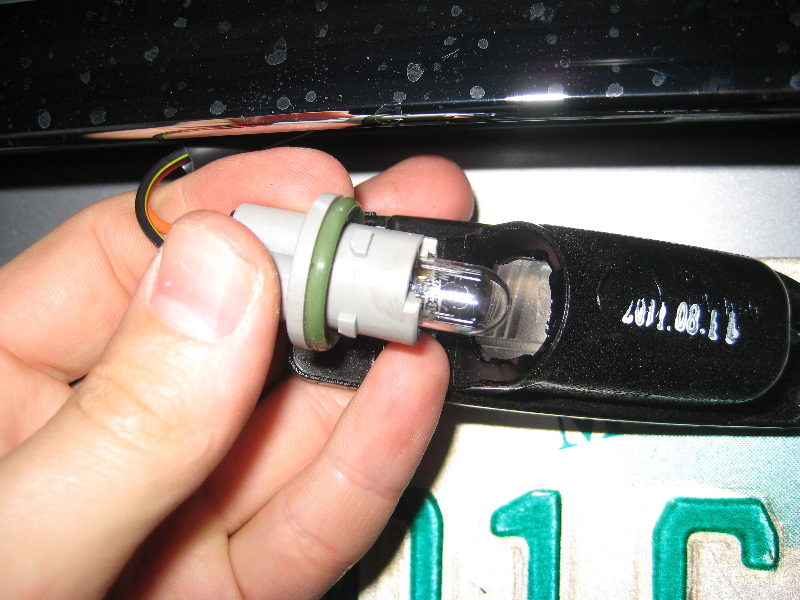 Hyundai-Sonata-License-Plate-Light-Bulb-Replacement-Guide-008