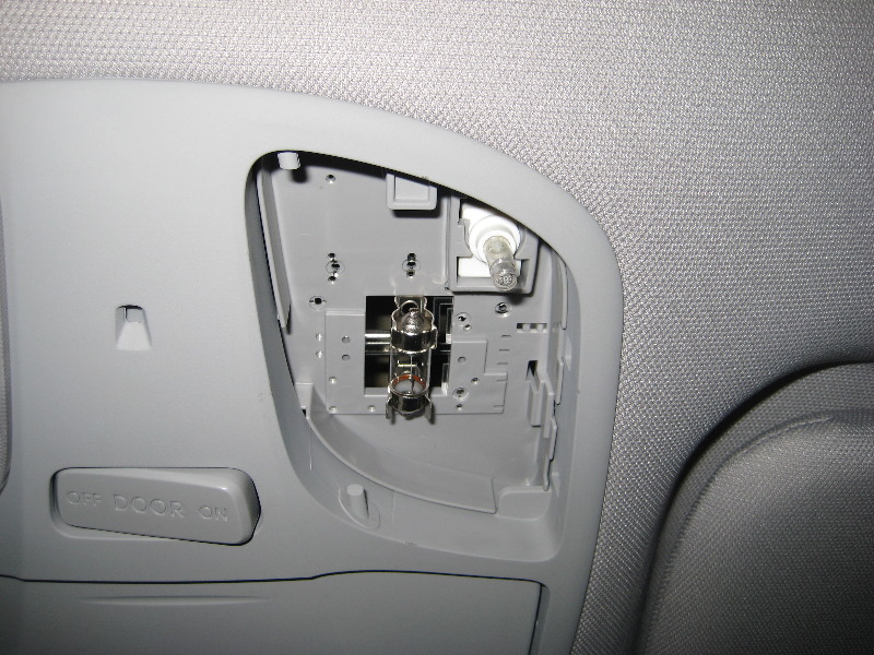 Hyundai-Sonata-Overhead-Map-Light-BulbsReplacement-Guide-005
