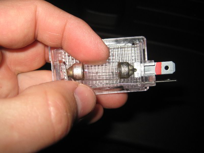 Hyundai-Tucson-Cargo-Area-Light-Bulb-Replacement-Guide-008