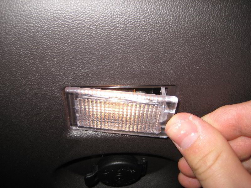 Hyundai-Tucson-Cargo-Area-Light-Bulb-Replacement-Guide-011