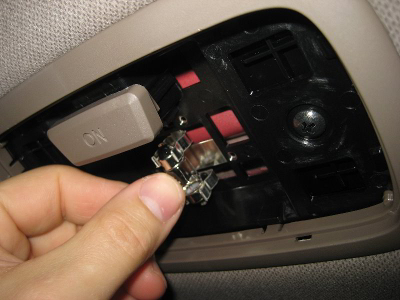 Hyundai-Tucson-Dome-Light-Bulb-Replacement-Guide-009