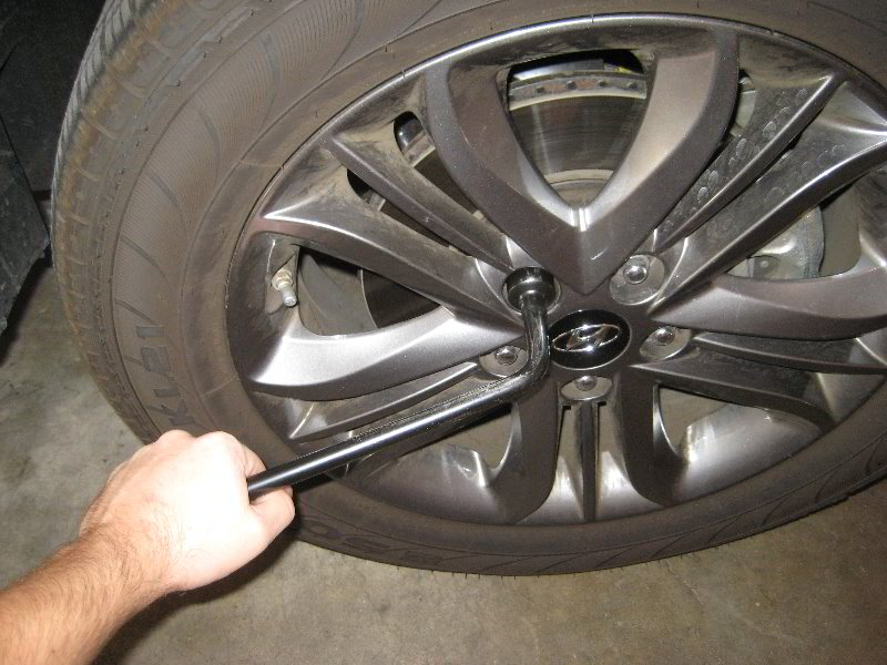 Hyundai-Tucson-Front-Brake-Pads-Replacement-Guide-002