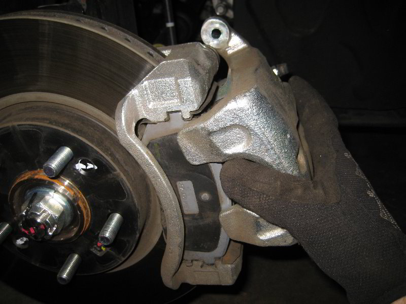 Hyundai-Tucson-Front-Brake-Pads-Replacement-Guide-026