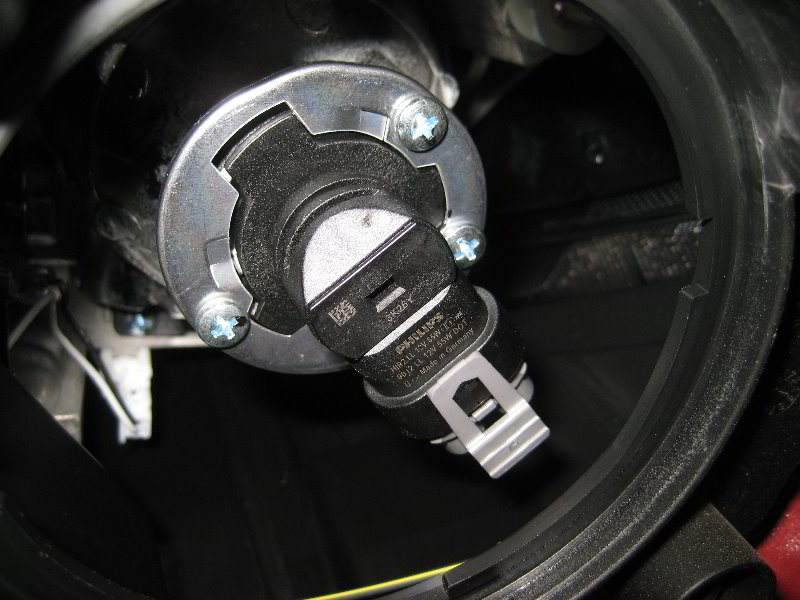 Hyundai-Tucson-Headlight-Bulbs-Replacement-Guide-013