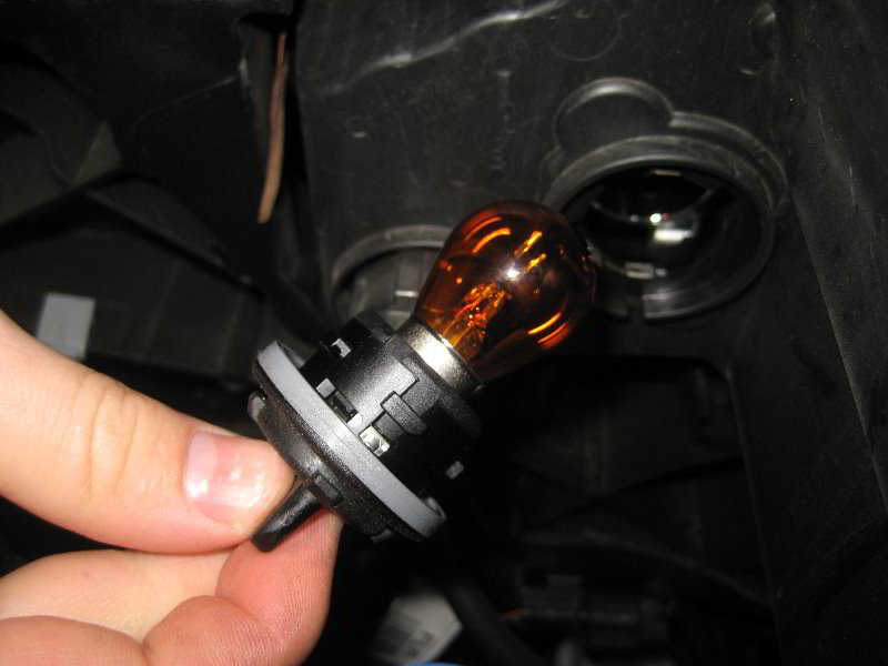 Hyundai-Tucson-Headlight-Bulbs-Replacement-Guide-019