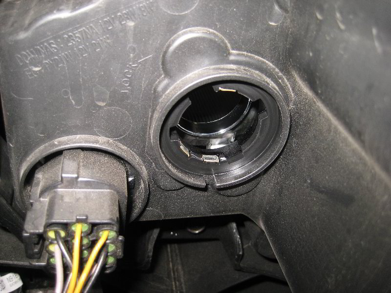 Hyundai-Tucson-Headlight-Bulbs-Replacement-Guide-021