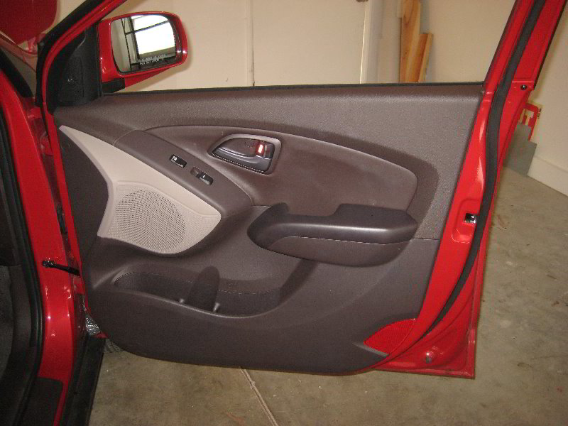 Hyundai-Tucson-Interior-Door-Panel-Removal-Guide-001