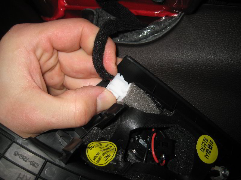 Hyundai-Tucson-Interior-Door-Panel-Removal-Guide-009