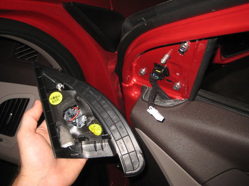 Hyundai-Tucson-Interior-Door-Panel-Removal-Guide-010