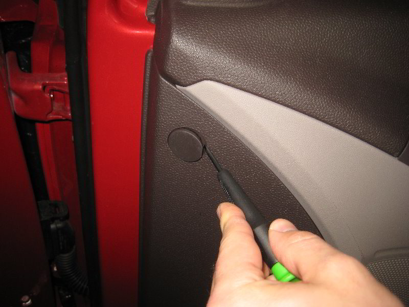 Hyundai-Tucson-Interior-Door-Panel-Removal-Guide-011