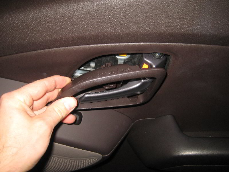 Hyundai-Tucson-Interior-Door-Panel-Removal-Guide-024