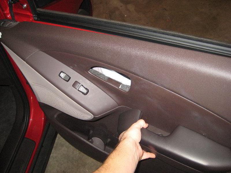 Hyundai-Tucson-Interior-Door-Panel-Removal-Guide-029